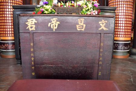 鐘毓社的古匾與供桌